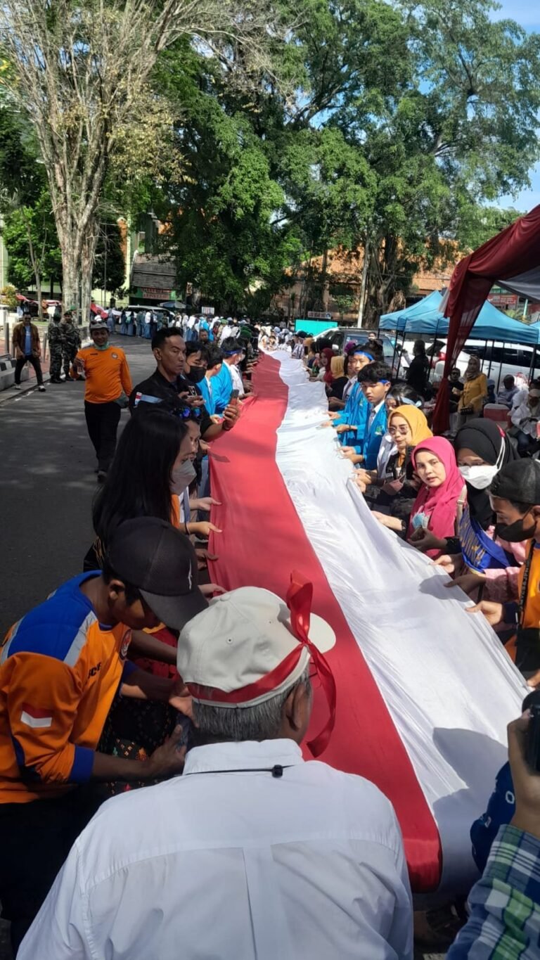 Kibarkan Bendera Sepanjang 1 Km Libatkan Seribuan Relawan
