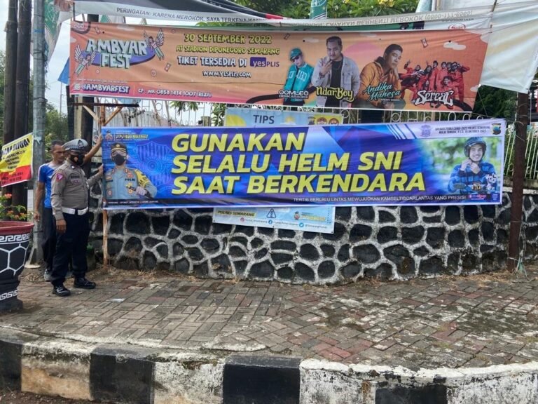 Satlantas Polres Semarang Pasang Spanduk Sosialisasi Keselamatan Berkendara