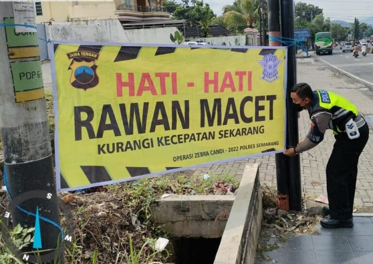 Satlantas Polres Semarang Pasang Spanduk Imbauan Lokasi Rawan Macet