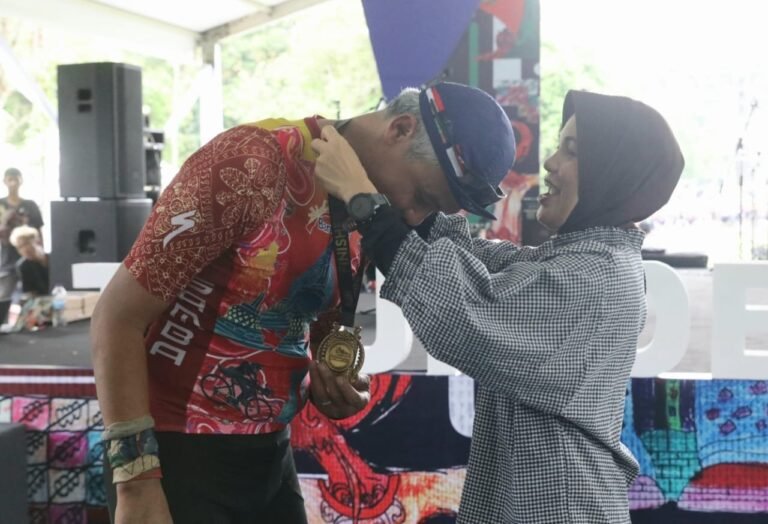 Momen Ganjar Dikalungi Medali oleh Istri, Begini Komentarnya