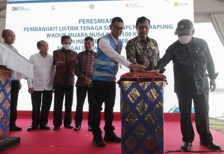 Menko Luhut Resmikan PLTS Terapung Milik PLN