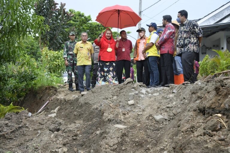 Mbak Ita dan OPD Turun Lapangan Serahkan Bantuan pada Korban Bencana