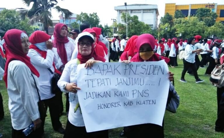Puluhan Tenaga Honorer K2 Gerudug Pemkab Klaten