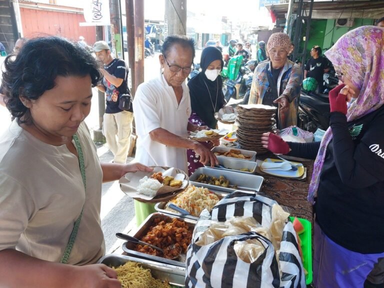 Komunitas Bocahe Mas Tuntas, Rutin Bagi Sarapan Gratis di Kartasura