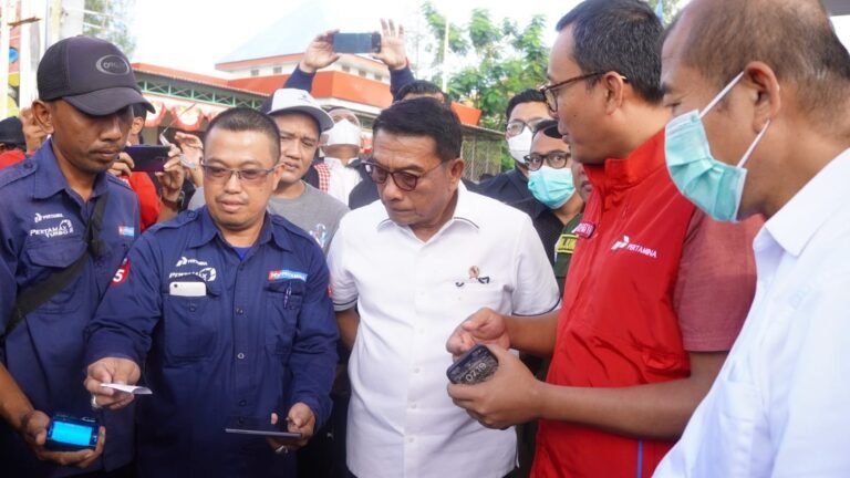 Kepala Staf Kepresidenan Tinjau Kegiatan Penyaluran BBM Nelayan