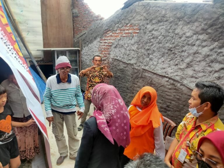 Bupati Kunjungi Korban Puting Beliung