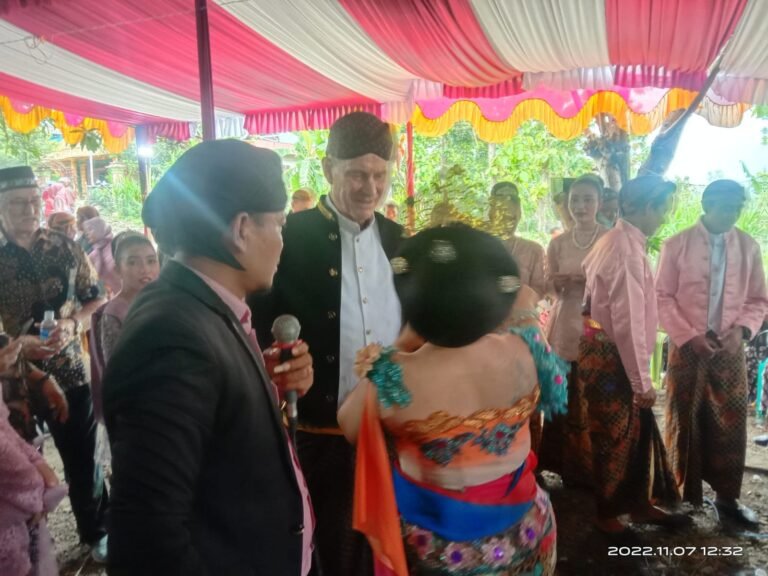 Pernikahan Warga Australia  Nanggap Tayuban 15 Ledek