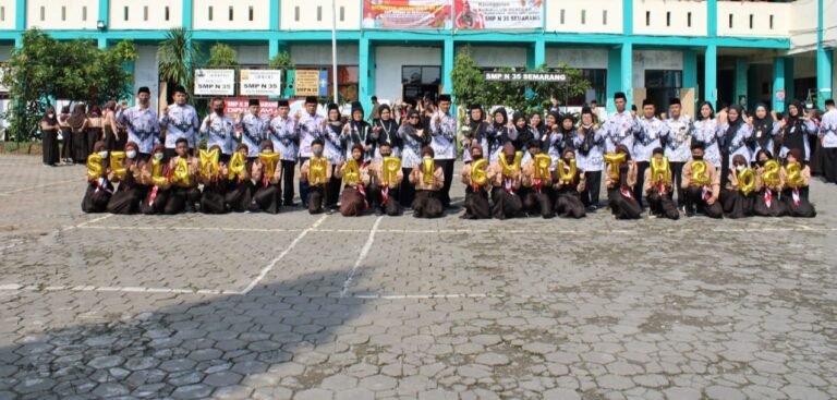Peringati Hari Guru, Siswa SMPN 35 Adakan Kegiatan Terima Kasih Guruku