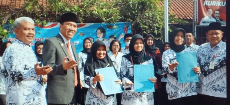Pimpin Upacara, Rektor Undip Menginspirasi SMP 3 Semarang