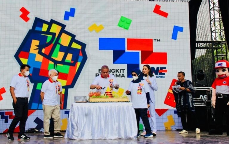 JNE 32 Tahun Kobarkan Semangat Bangkit Bersama