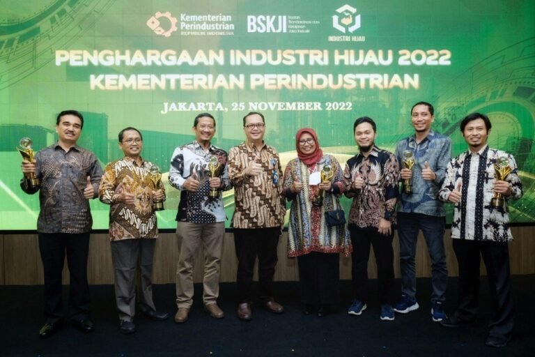 Delapan Pabrik SIG Raih Penghargaan Industri Hijau 2022