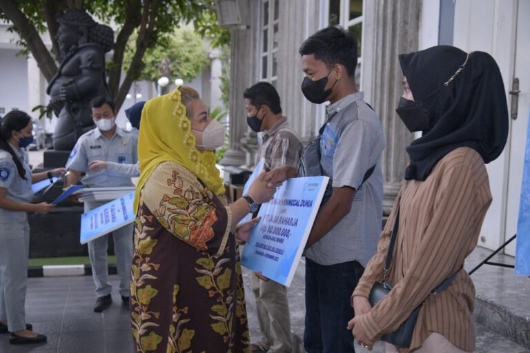 Mbak Ita Serahkan Santunan Kematian Korban Kecelakaan Magetan Dari Jasa Raharja
