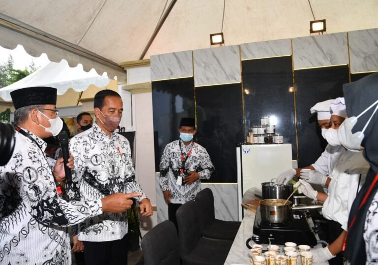 Presiden Jokowi Apresiasi Kreativitas Siswa SMK PGRI 1 dan 2 Kudus