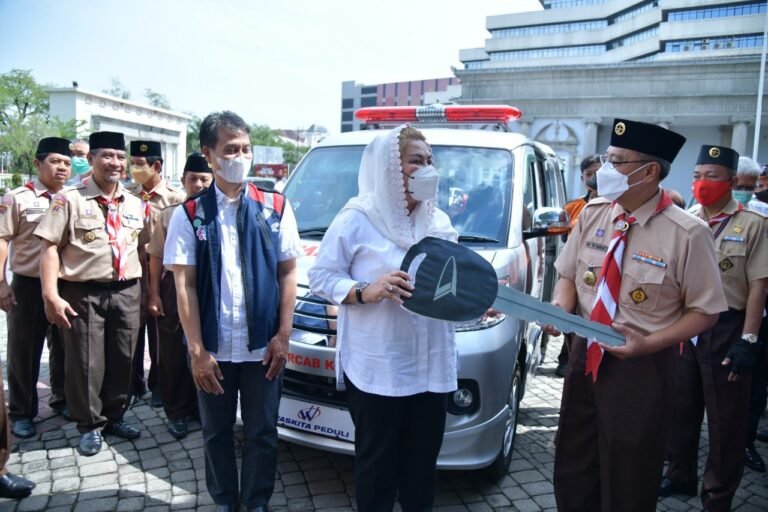 Pramuka Kwarcab kota Semarang Terima Hibah Ambulance dari Waskita Karya