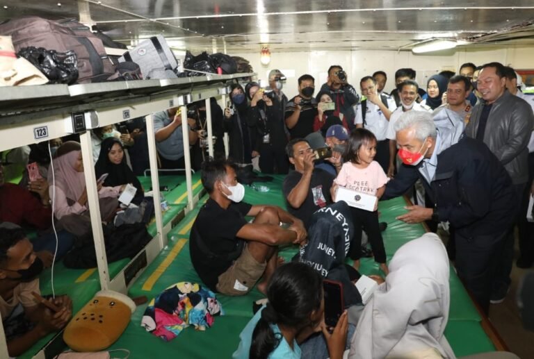 Ganjar dan Menko PMK Kirim Logistik ke Karimunjawa