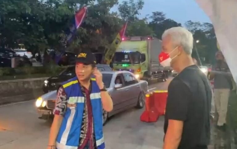 Cek Rest Area Tol Ungaran, Ganjar Minta Pos Kesehatan Tawarkan Vaksinasi