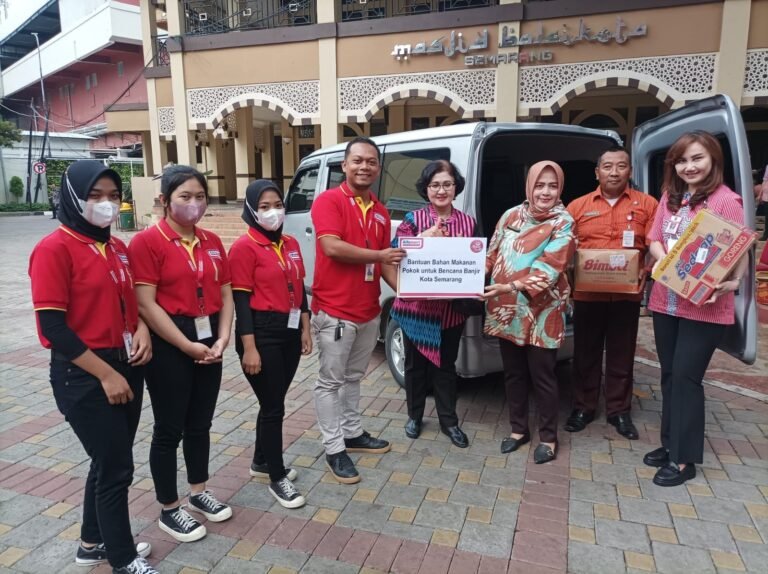 Alfamart Salurkan Bantuan Banjir Semarang