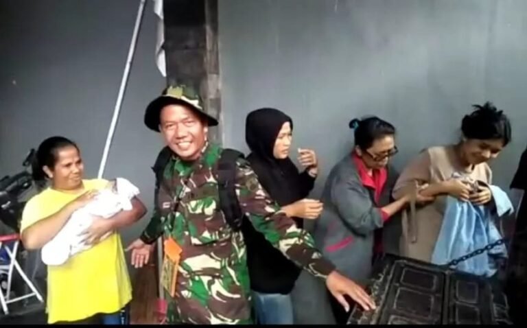 Lian Terpaksa Melahirkan Dirumah Ditengah Banjir