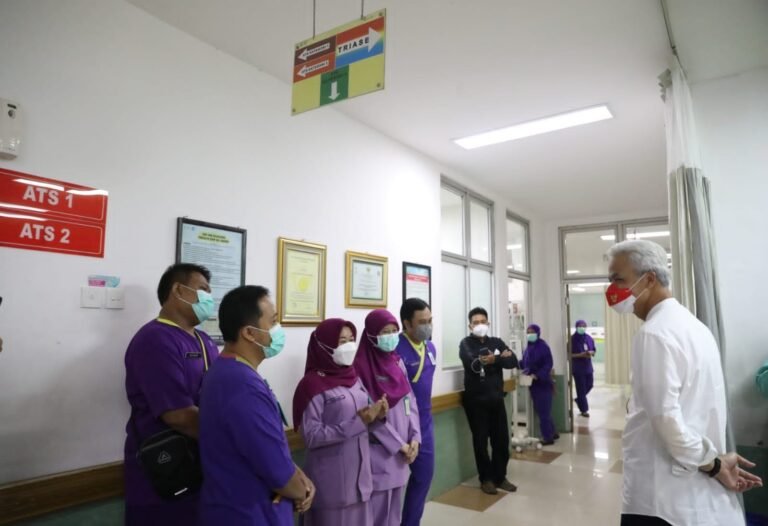 Candaan Ganjar Saat Sapa Perawat IGD: Hebat Lho Setahun Piket tidak Tidur