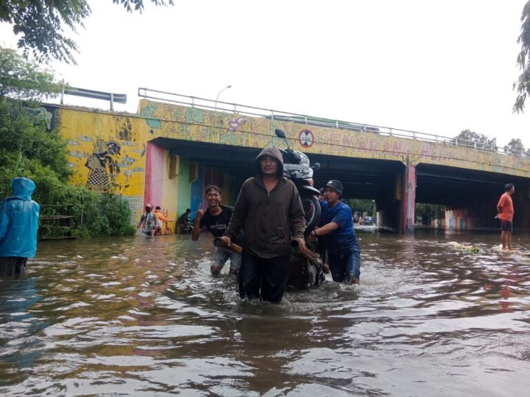 Manfaatkan Ojek Apung Lintasi Banjir