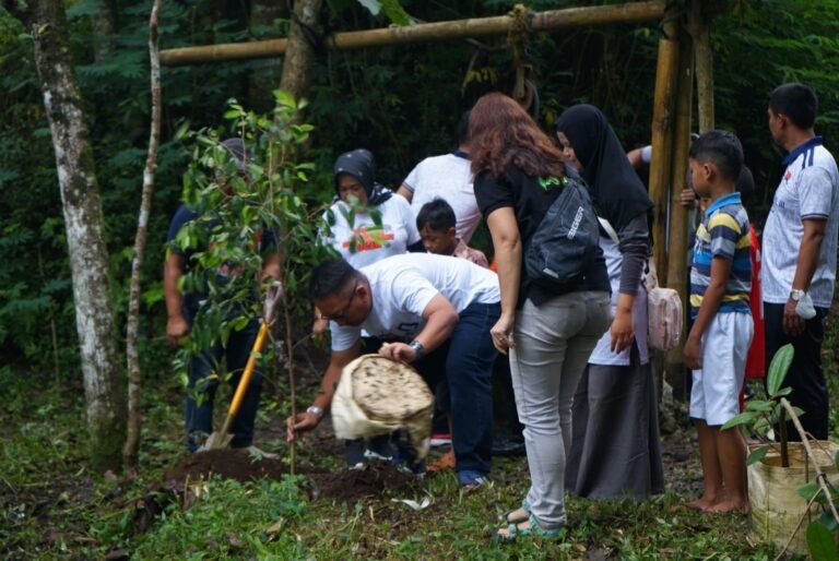Tanam Pohon Penghijauan di Sumur Kembar