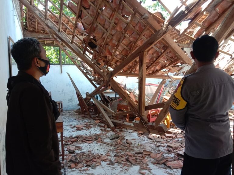 Jam Belajar Atap Madrasah Roboh 3 Orang Terluka