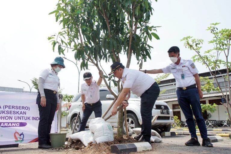KAI Tanam Pohon dan Hijaukan Stasiun