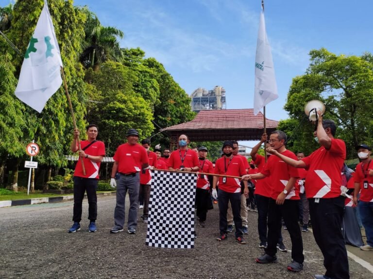 SBI Gelar Jalan Sehat dan Pungut Sampah Bersama