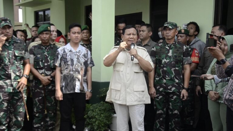 Menteri Prabowo Serahkan Kendaraan Dinas Babinsa Dan 1000 Paket Sembako di Kota Solo
