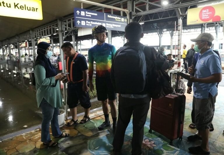 Penumpang Adukan Ketidakjelasan Jadwal KA, Ganjir Minta Rute Dialihkan Jalur Selatan saat Banjir
