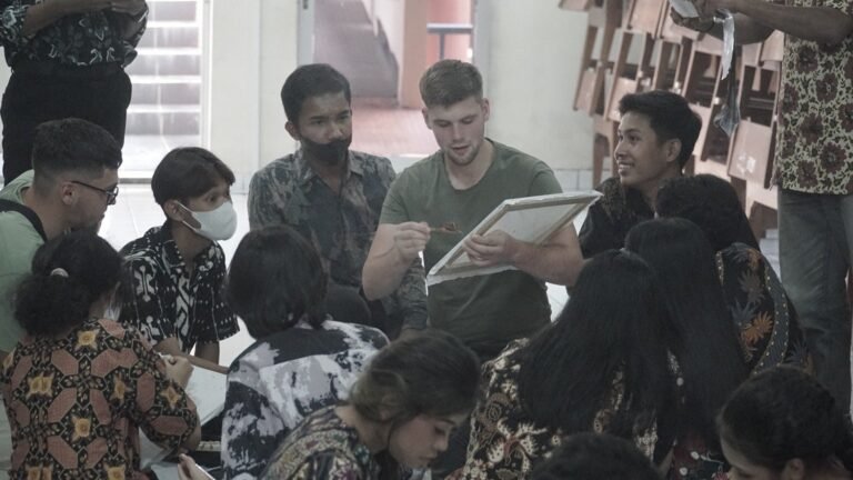 Wisatawan Belanda Kunjungi FID UKSW Belajar Membatik