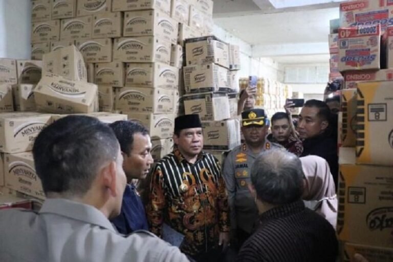 17,5 Ton Minyak Goreng Ditimbun di Pasar Weleri Kendal