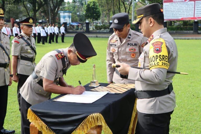 Jokowi Dilantik Jadi Kapolsek Tingkir