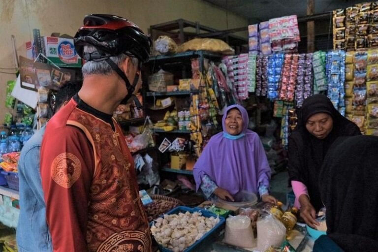 Ganjar Gowes Keliling Pasar Pantau Harga Beras dan Stok Minyak Goreng