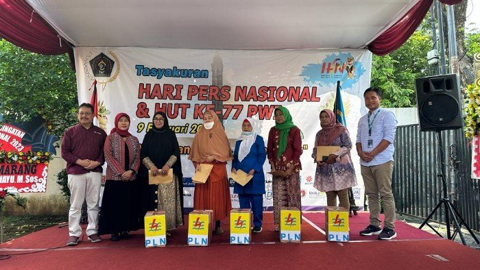PLN dan PWI Jateng Berikan Tali Asih pada Janda Wartawan