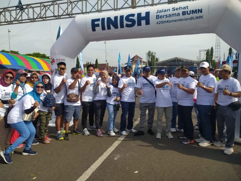 Solusi Bangun Indonesia Ajak Masyarakat Jalan Sehat Bersama BUMN di Cilacap