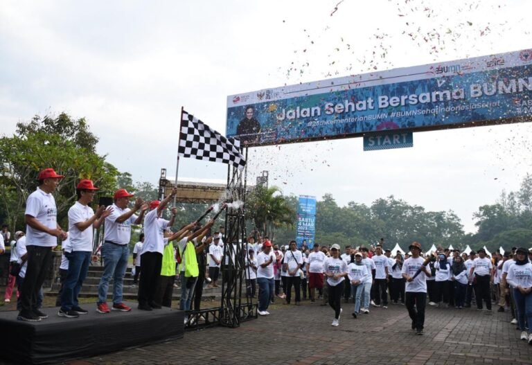 Semen Padang Semarakkan Jalan Sehat Bersama BUMN di Magelang