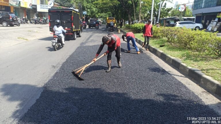 Jawab Keluhan Warga, Mbak Ita Lakukan Penambalan Jalan Berlubang