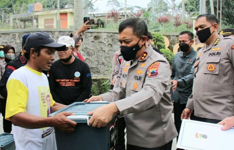 Polda Jateng Bantu Water Treatment Tanaman Pertanian Terdampak Erupsi Merapi