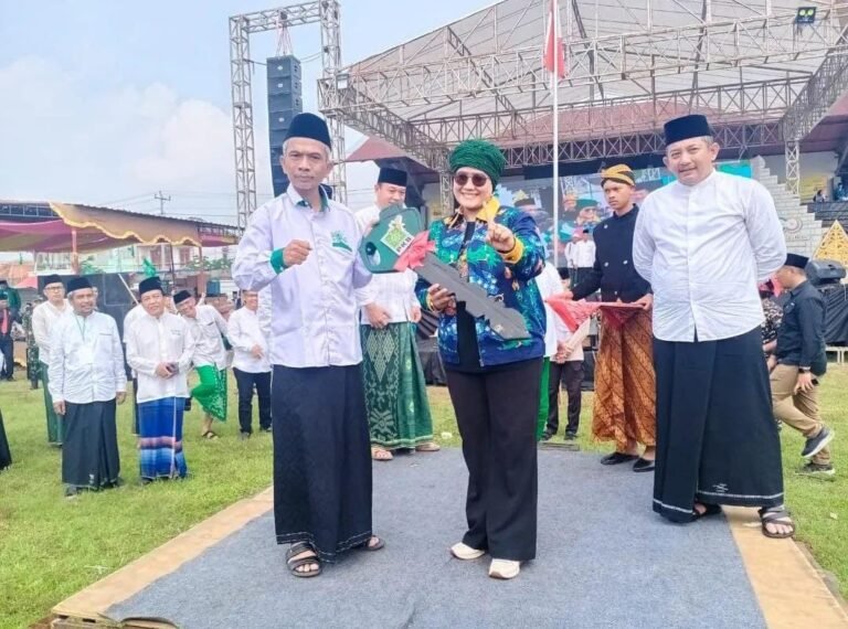 Sambut Abad ke 2 NU di Karanganyar, Luluk Nur Hamidah Serahkan Armada Layanan Kesehatan