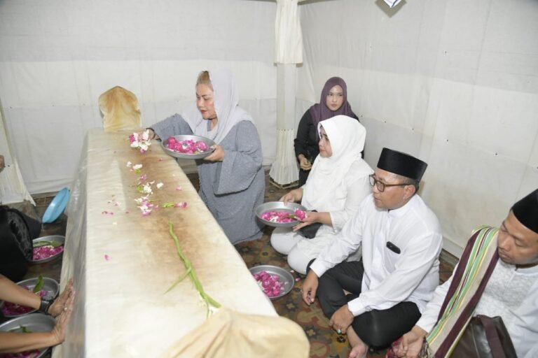 Ziarah ke Makam Sunan Bayat, Ita Minta Generasi Bangsa Selalu Ingat Sejarah