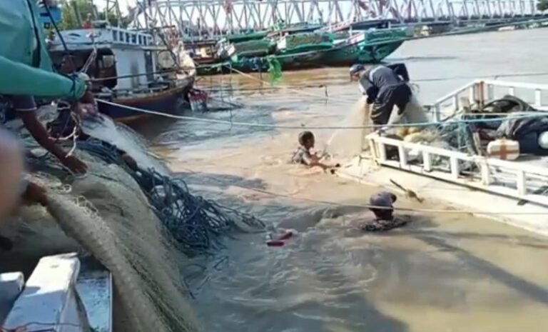 Gegara DAM Bengawan Solo Dibuka Los Doll, Perahu Nelayan Sedayulawas Lamongan Tenggelam