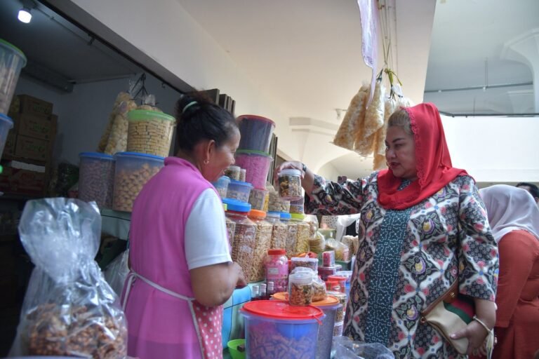 Ramaikan Pasar Johar, Mbak Ita Ajak ASN Belanja
