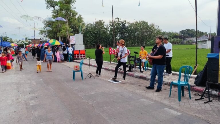 Panitia Paskah UKSW Berbagi Takjil