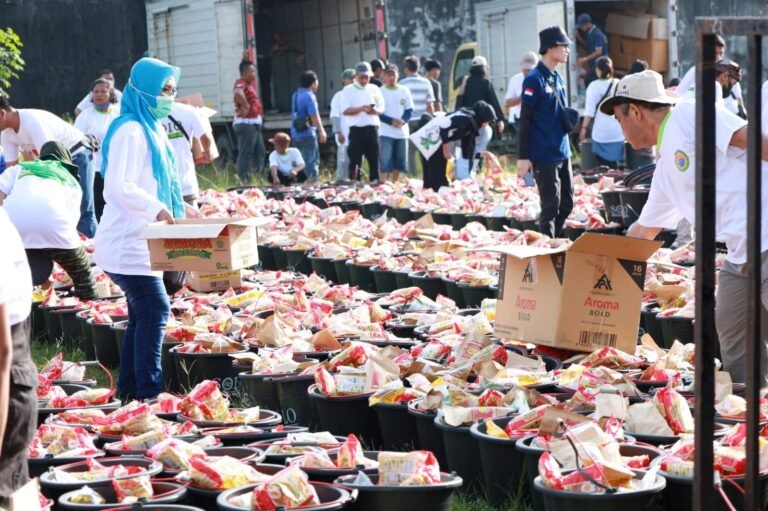 Tradisi Jelang Lebaran, Solo Bersama Selamanya Bagikan 10.520 Paket Sembako