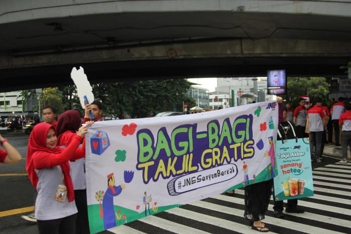 JNE Bagikan 10.000 Takjil di Ramadan 2023  