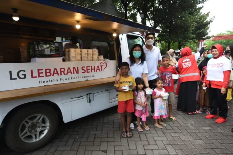 LG Gelar Aksi Peduli Warga Sekitar 3 TPS