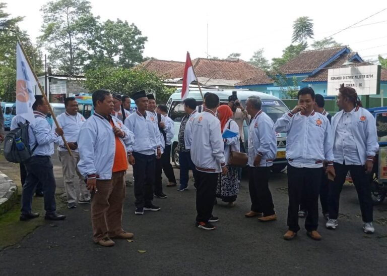 Kendarai Angkot PKS Salatiga Daftarkan Baceleg ke KPU