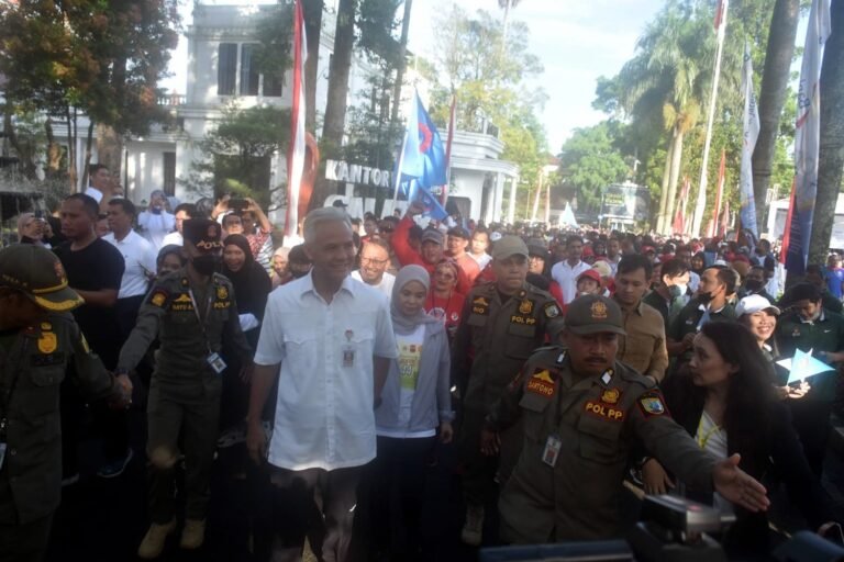 Ganjar Hadiri Mayday di Salatiga, Sinoeng Beri Diskon Buruh
