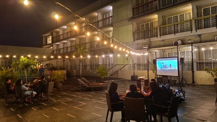 Manjakan Tamu Hotel Lewat Nobar di Pinggir Kolam Renang